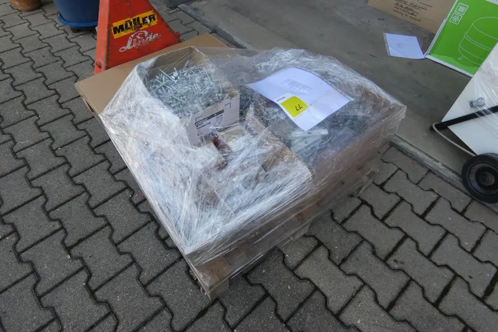 Palette mit Montagezubehör u.a. Würth Schrauben